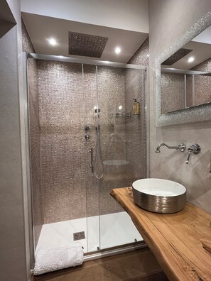 Dutxa, assecador de cabells, bidet i tovalloles