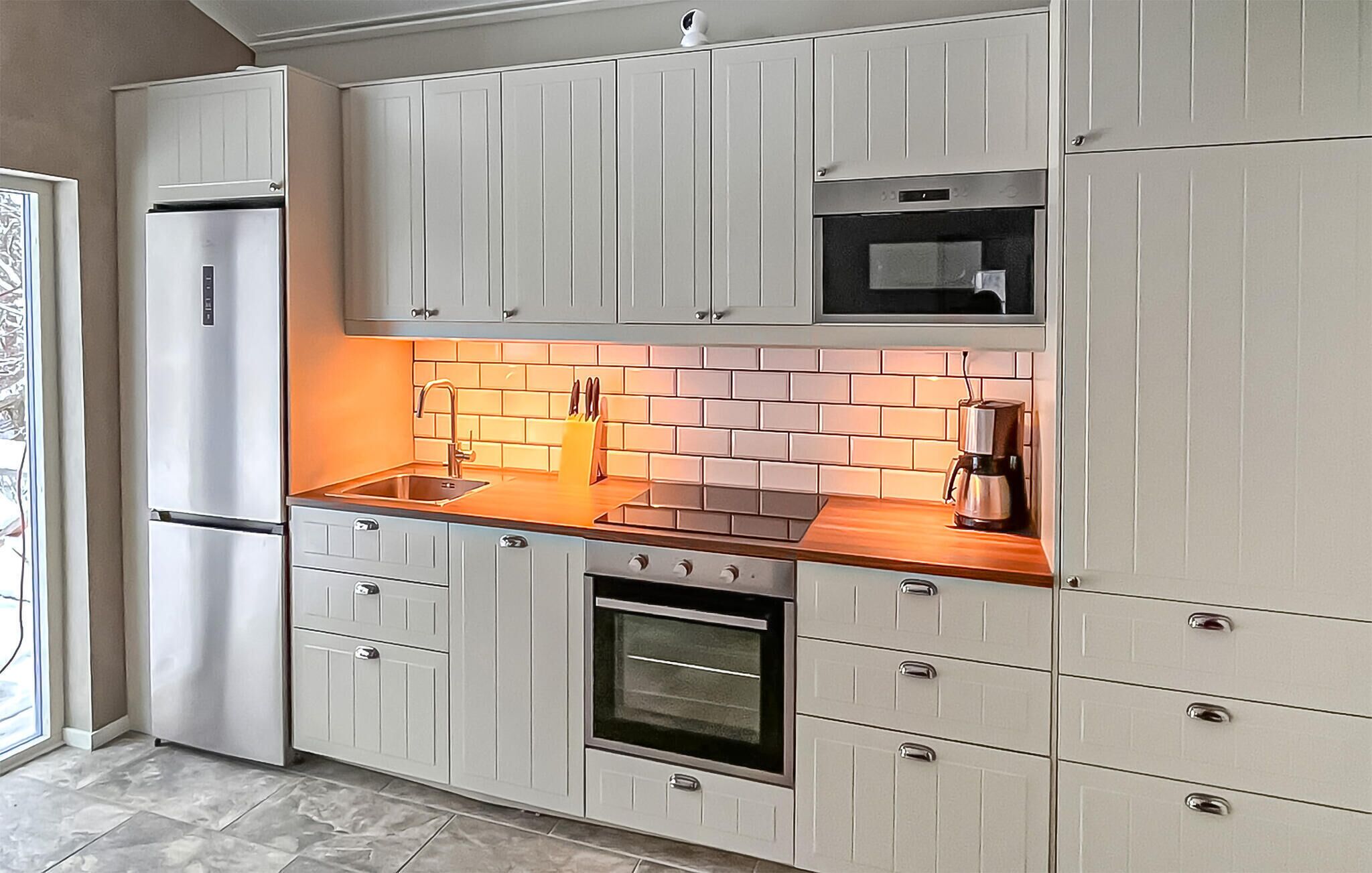 Coffee/tea maker, fridge, microwave, oven