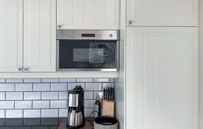 Een koelkast, een oven, een kookplaat, een vaatwasser