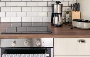 Een koelkast, een oven, een kookplaat, een vaatwasser