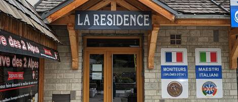 LA RESIDENCE offers state-certified ski instruction and Italian lessons.
