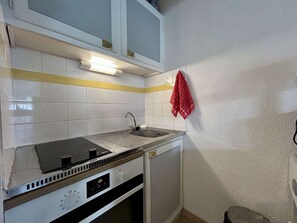 Mikrowelle, Ofen, Herdplatte, Wasserkocher mit Kaffee-/Teezubehör