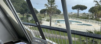 Air-conditioned studio with terrace, 4 sleeps, near beach and shops