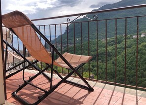 Property grounds - Chiaro di Luna Tignale, large three-room apartment with lake view and balcony (Gardola)