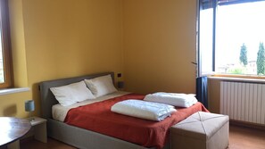 2 bedrooms, desk, iron/ironing board, WiFi - Chiaro di Luna Tignale, large three-room apartment with lake view and balcony (Gardola)