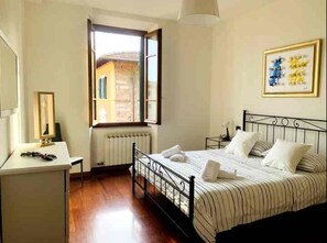 2 多间卧室、熨斗/熨衣板、WiFi、床单