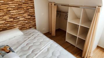 3 bedrooms, desk, iron/ironing board, bed sheets