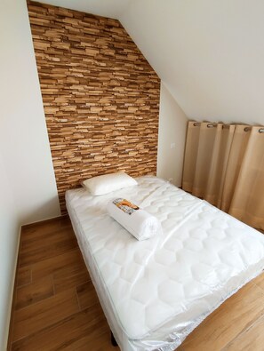 3 bedrooms, desk, iron/ironing board, bed sheets