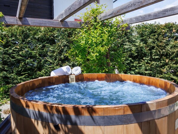 Outdoor spa tub