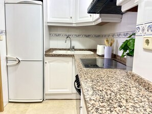 Réfrigérateur, micro-ondes, four, plaque de cuisson