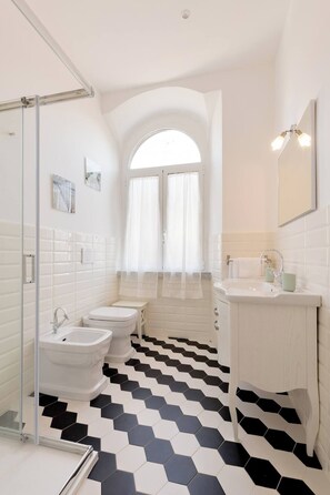 Douche, sèche-cheveux, bidet, serviettes fournies