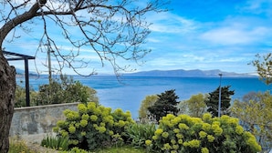 Property grounds - Cosy apartment for 6 guests with WIFI, A/C, TV, terrace and pets allowed (Senj)