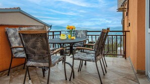 Outdoor dining - Cosy apartment for 6 guests with WIFI, A/C, TV, terrace and pets allowed (Senj)