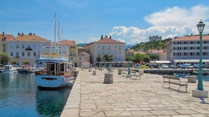 A waterfront promenade with boats docked, stone paving, and buildings with red-tiled roofs. - Cosy apartment for 6 guests with WIFI, A/C, TV, terrace and pets allowed (Senj)