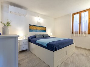 4 bedrooms, travel cot, free WiFi - Wonderful private villa for 10 guests with A/C, WIFI, TV and patio (Valledoria)