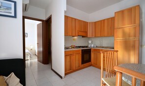 Kühlschrank, Mikrowelle, Herdplatte, Wasserkocher mit Kaffee-/Teezubehör