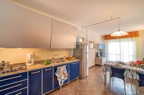 Réfrigérateur, micro-ondes, plaque de cuisson, cafetière/bouilloire