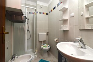 Een douche, een haardroger, handdoeken