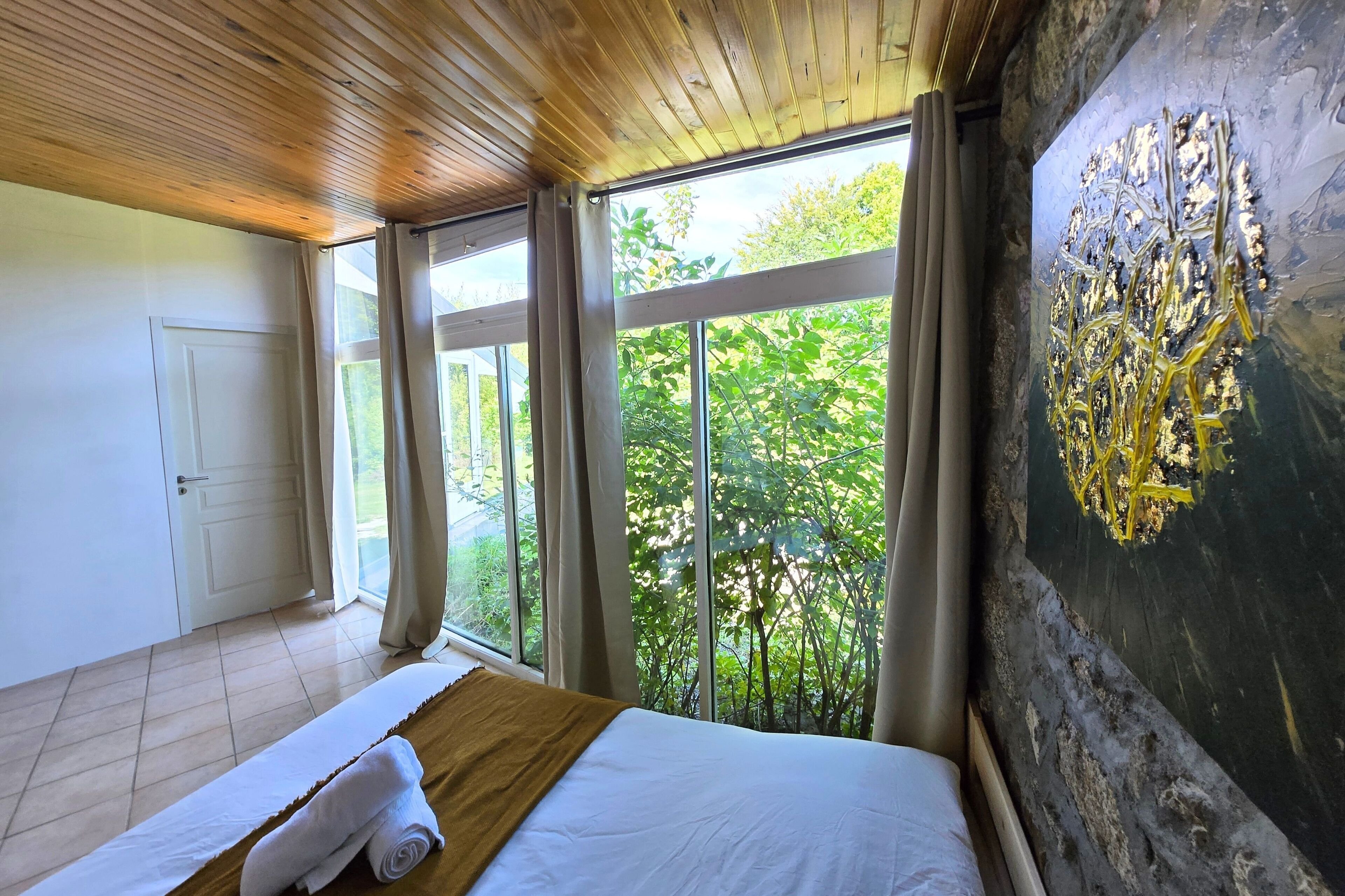 21 bedrooms, WiFi, bed sheets