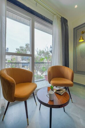 Een bureau, een strijkplank/strijkijzer, gratis wifi