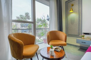 Een bureau, een strijkplank/strijkijzer, gratis wifi