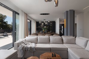 Fernseher, Kamin, Tischfußball