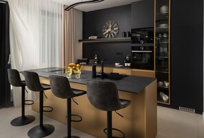 Réfrigérateur, micro-ondes, four, lave-vaisselle