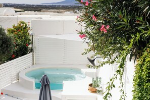 Outdoor spa tub - "Serenity Villa with 2 master BR, Private Jacuzzi & Sea View" (Νάξος)