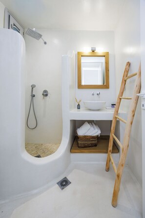 Ducha, secador de pelo, bidet, toallas
