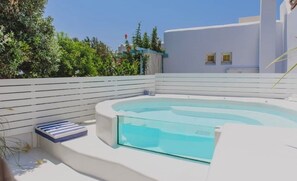 مغطس سبا خارجي