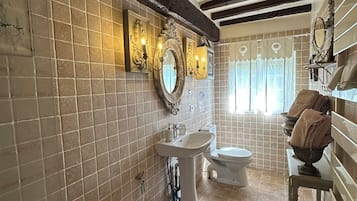 Een haardroger, handdoeken, zeep, toiletpapier