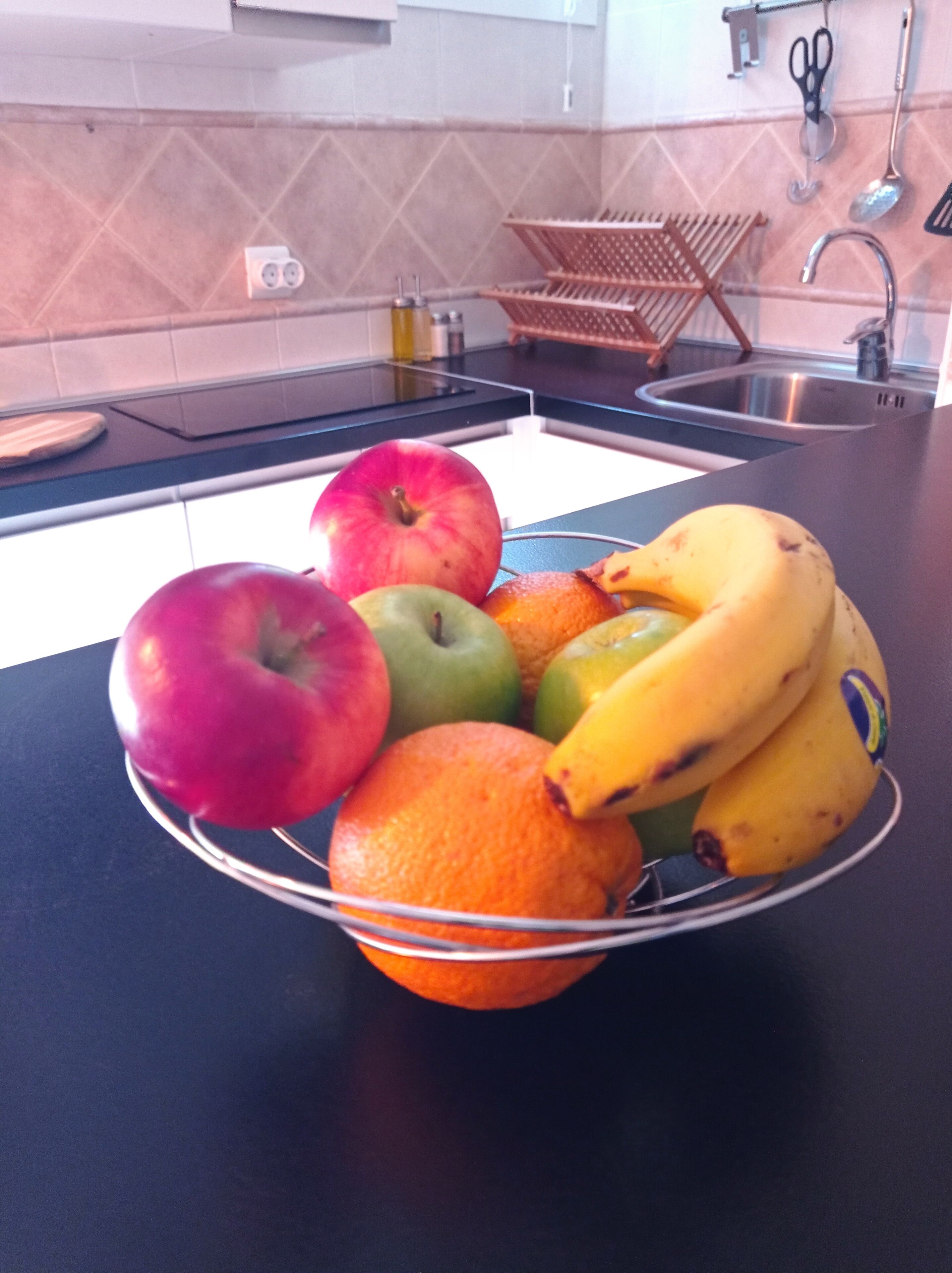 Refrigerador, microondas, parrilla de estufa y cafetera y tetera 