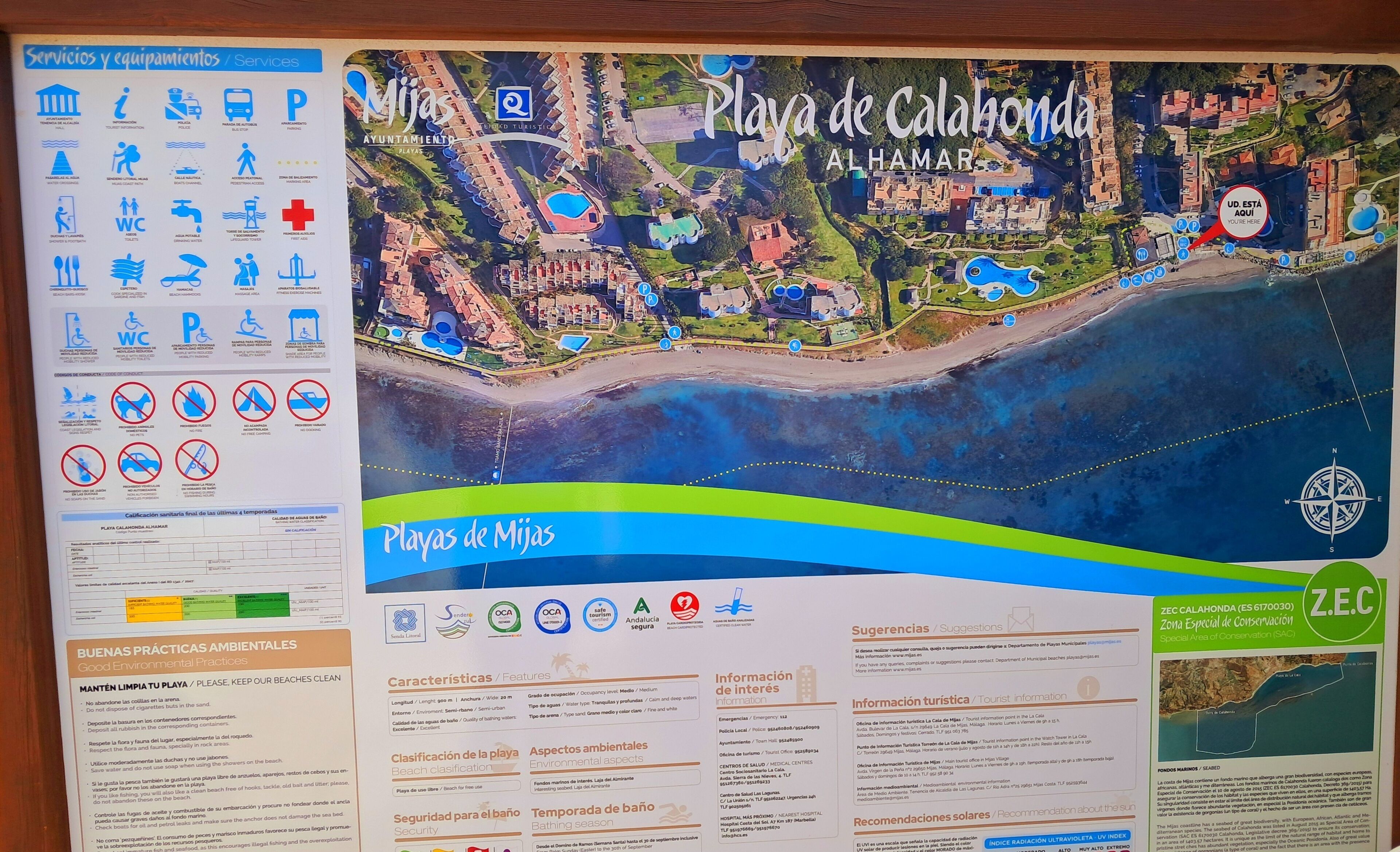 Un mapa detallado de Playa de Calahonda, que incluye servicios, clasificación de la playa y prácticas ambientales.