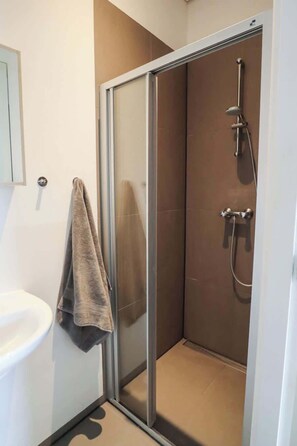 Douche, serviettes fournies