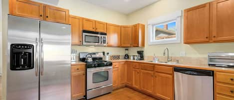 House, Multiple Beds, Patio, Garden View (118-G S Whitcomb - Group A&B) | Private kitchen | Fridge, microwave, oven, stovetop