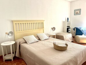 1 habitación, tabla de planchar con plancha y ropa de cama 