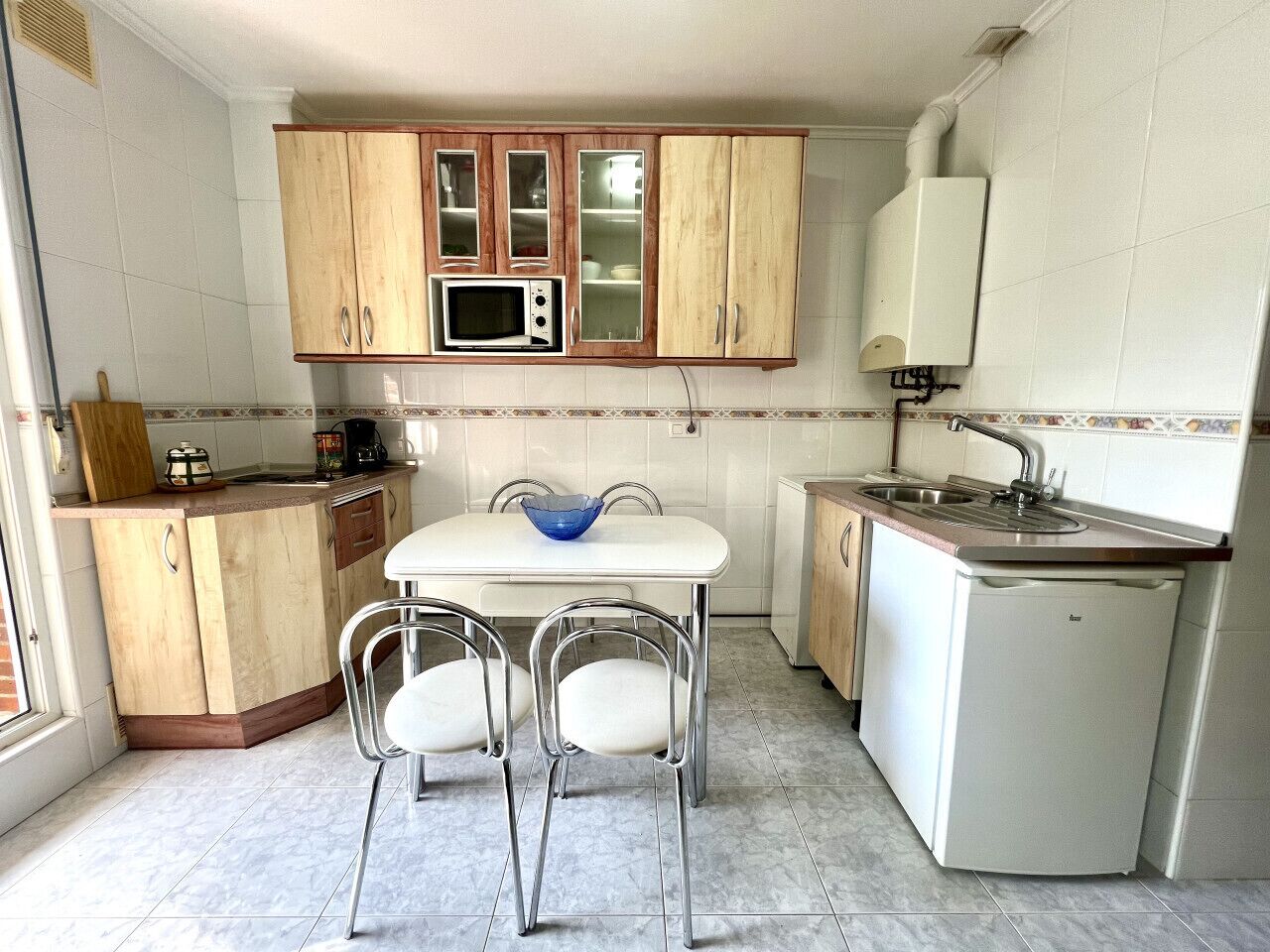 Kühlschrank, Mikrowelle, Ofen, Wasserkocher mit Kaffee-/Teezubehör