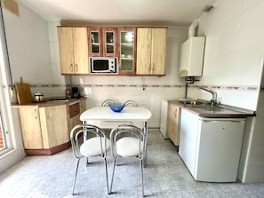 Frigorífic, microones, forn i cafetera i tetera 