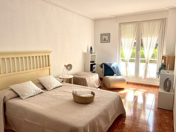 1 habitación, tabla de planchar con plancha y ropa de cama 