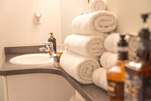 Een haardroger, handdoeken, zeep, shampoo