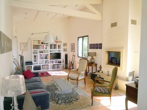 Smart-tv, dvd-afspiller, bøger, videobibliotek