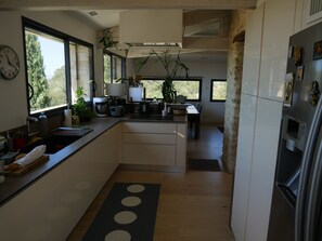 Kjøleskap, mikrobølgeovn, ovn og kokeplater