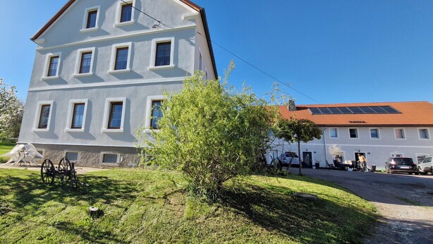 A multi-story building with a sloped roof, large windows, and a solar panel on the roof. - Vacation apartment Schwalbennest (Großschirma)