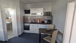 A compact kitchen with a microwave, toaster, and coffee maker. - Vacation apartment Schwalbennest (Großschirma)