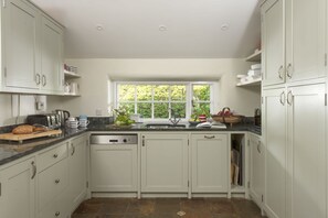 Kühlschrank, Mikrowelle, Ofen, Geschirrspüler