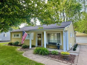 Exterior - Happy Little House! July 4th just reopened! Clean, Cozy, Cute • King Bed (Auburn Hills)