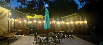 New Premiere Host Listing: Happy-Little-House: Clean, Cozy, Cute! King Bed.