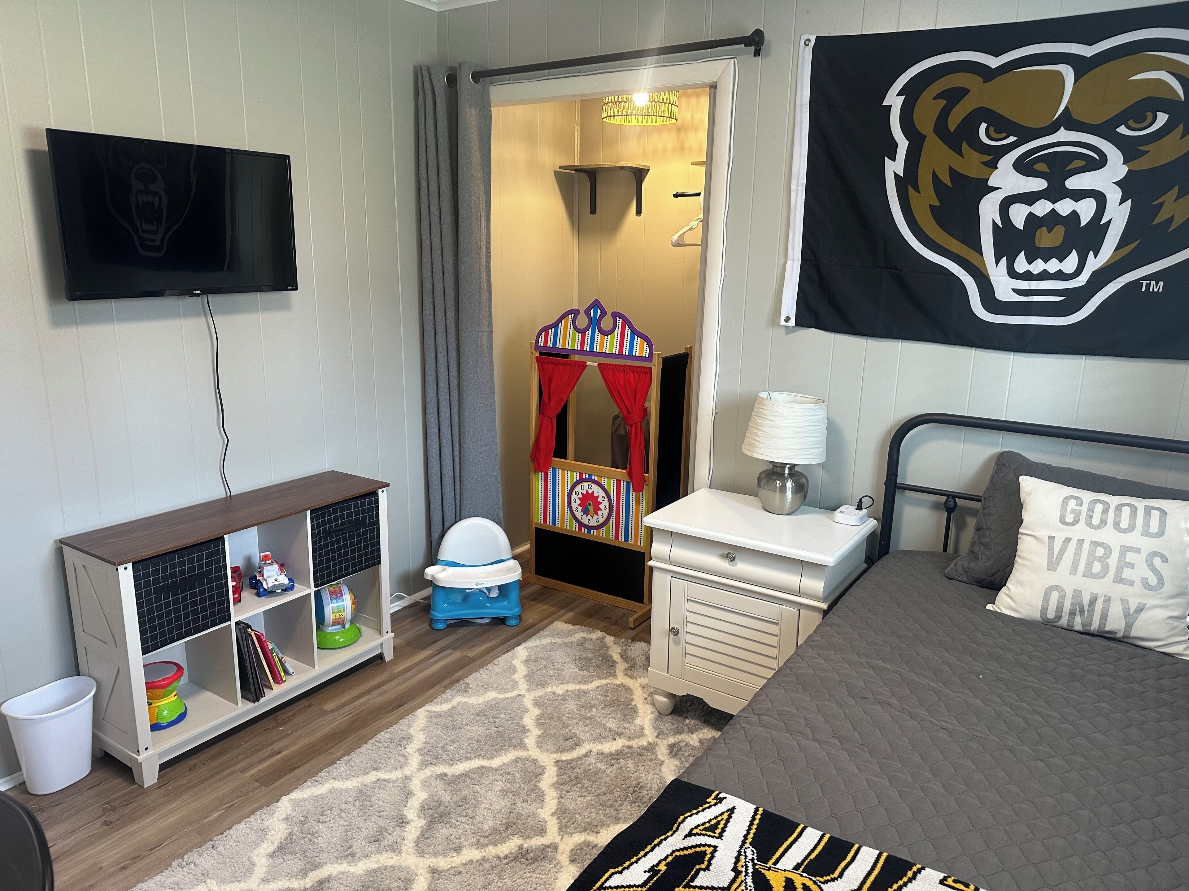 3 quartos, escrivaninha, ferros/tábuas de passar roupa, berço de viagem