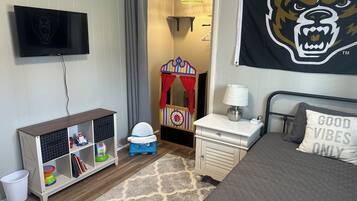 3 quartos, escrivaninha, ferros/tábuas de passar roupa, berço de viagem