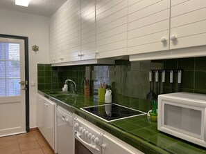 Kjøleskap, mikrobølgeovn, ovn og oppvaskmaskin